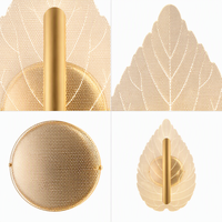 Lampe murale LED décorative en aluminium et acrylique en forme de feuille avec plaque arrière ronde dorée pour chambre d'hôtel, couloir et éclairage intérieur de magasin