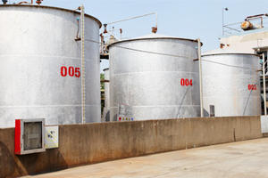 T106D es un detergente <span class=keywords><strong>de</strong></span> <span class=keywords><strong>sulfonato</strong></span> <span class=keywords><strong>de</strong></span> <span class=keywords><strong>magnesio</strong></span> alcalino alto, que se produce seleccionando materias primas <span class=keywords><strong>de</strong></span> alta calidad - Product Image 5