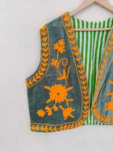 Gilet brodé en velours Suzani fait main, veste bohème vintage à fleurs pour femmes - Product Image 3