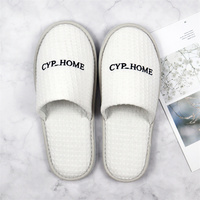 Chaussons jetables de luxe pour hôtel et spa, avec logo brodé personnalisé, semelle de 4 à 6 mm, taille sur mesure, pour chambre d'hôtes QINMU