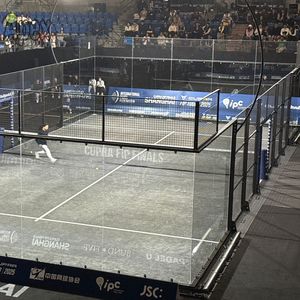 Pista <span class=keywords><strong>de</strong></span> Pádel Panorámica APEX con Césped Artificial <span class=keywords><strong>de</strong></span> Taiwán Recubierto <span class=keywords><strong>de</strong></span> PU <span class=keywords><strong>de</strong></span> 15 mm para Instalación en Exteriores, Equipo Disponible - Product Image 4