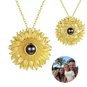 สร้อยคอจี้ดอกทานตะวันคลาสสิกแบบใหม่ข้ามพรมแดน100<span class=keywords><strong>ภาษา</strong></span> 'I Love you' โลหะฉายภาพที่กำหนดเองสำหรับวันครบรอบ - Product Image 1