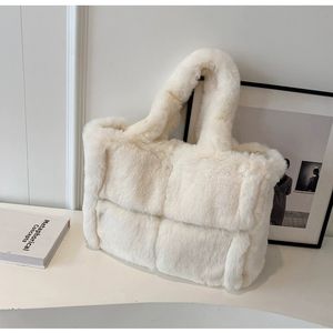 <span class=keywords><strong>2025</strong></span>新款定制仿皮草手提袋女士柔软冬季毛绒羊毛手提袋批发 - Product Image 3