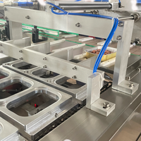 Machine de remplissage et de scellage de récipient de plateau de papier d'aluminium linéaire continu automatique équipement pneumatique de cartons de riz de fruits de mer de restauration rapide