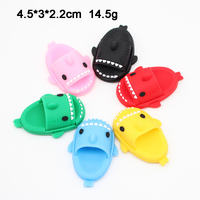 Mini pantoufles magiques simulées pour accessoires de maison de poupée, mini pantoufles requin de dessin animé, babouches, ornements DIY