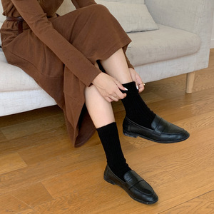 Le <span class=keywords><strong>calze</strong></span> di <span class=keywords><strong>lana</strong></span> spesse e calde da <span class=keywords><strong>donna</strong></span> per l'autunno e l'inverno graziose <span class=keywords><strong>calze</strong></span> di <span class=keywords><strong>lana</strong></span> di media lunghezza con Logo sul polsino del corpo usano quotidianamente il colore puro - Product Image 1
