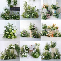 Décoration d'allée de mariage : Arrangements floraux réalistes en verdure artificielle, fausses herbes, orchidées et lys Calla, centres de table