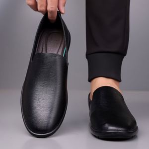 รองเท้าโลฟเฟอร์แบบสวมสำหรับผู้ชาย หัวกลม ปักโลโก้ หนัง PU บุขนด้านใน พื้นรองเท้าด้านกลางทำจากยาง พื้นรองเท้าด้านนอกทำจากยาง ลายเรียบ ทันสมัย สไตล์ลำลอง - Product Image 4