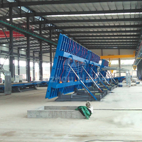 Table basculante pour éléments en béton avec structure en acier et entraînement hydraulique pour le démoulage dans une usine de production de pièces préfabriquées