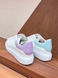 Chaussures de sport blanches en cuir véritable de luxe de haute qualité, chaussures de sport unisexes de créateur McQueenes, chaussures respirantes de marque élévatrice - Product Image 4