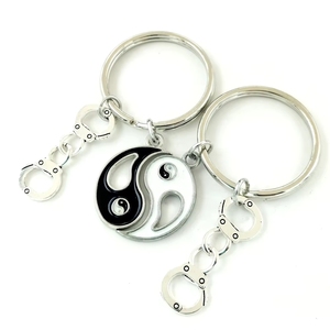 Portachiavi con Manette 'Partners in Crime' in Lega MOQ, Accessori per Borse di Coppia per San Valentino - Product Image 3