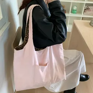 الخريف خمر ليوبارد طباعة جلد الغزال حقائب الكتف للنساء السيدات على الوجهين عارضة فتاة كورية حقيبة يد - Product Image 3