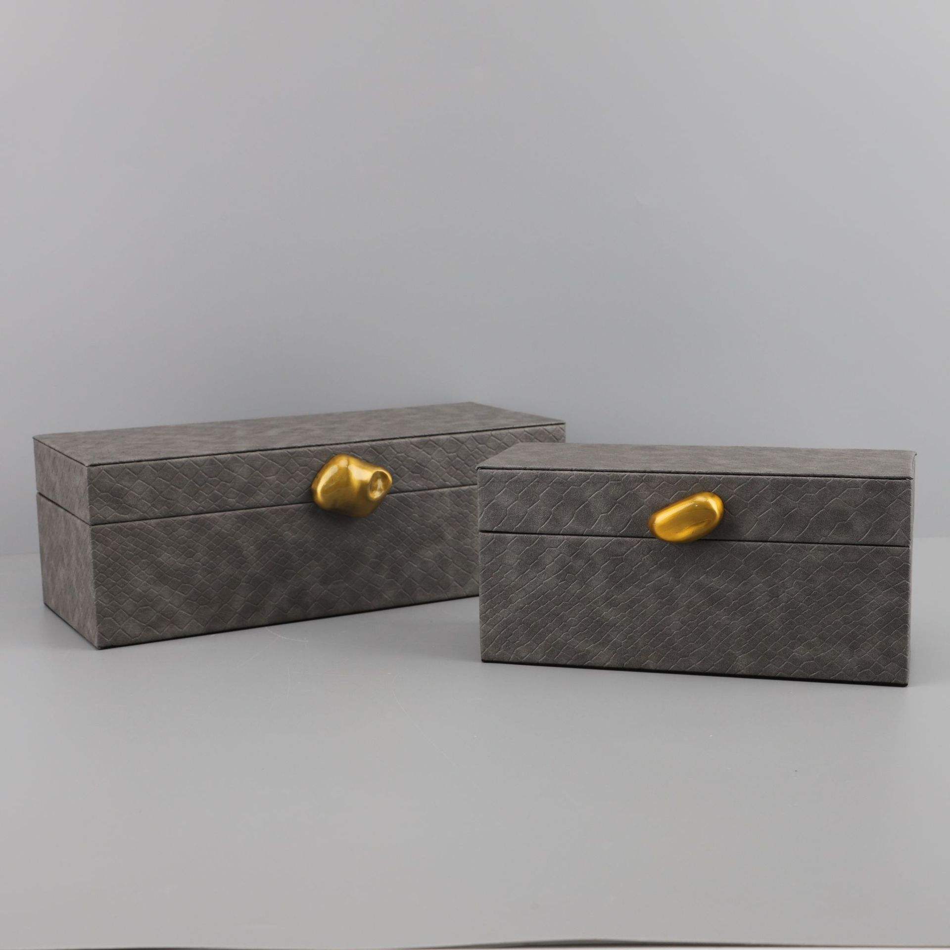 สีเทาเข้ม