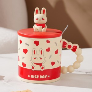 แก้วเซรามิคลายการ์ตูนรูปกระต่ายสีแดง พร้อมฝา ช้อน และสายคล้อง สำหรับใช้ในเชิงพาณิชย์ ชุดแก้วกาแฟ - Product Image 4