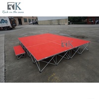 Scène mobile robuste avec escalier, finition moquette rouge