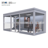 Abri de bus urbain moderne sur mesure OEM avec structure en acier, affichage d'informations numériques et caisson lumineux publicitaire