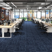 Dalles de moquette commerciales modernes à rayures carrées, en polypropylène, à boucles, rembourrées, pour bureaux et chambres, revêtement de sol modulaire