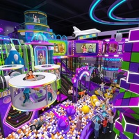Equipo de juegos interior directo de fábrica: Plataformas transparentes con temática futurista de arcade espacial, piscina de bolas de cápsulas alienígenas y bloques de cohete.