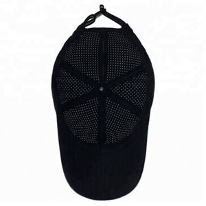 Casquette de sport 6 panneaux en velours personnalisée, séchage rapide, respirante, avec dentelle chevrons découpée au laser, haute performance pour la course à pied - Product Image 2