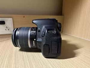 Cámara DSLR Canon <span class=keywords><strong>EOS</strong></span> <span class=keywords><strong>700D</strong></span> 90% Nueva con Lente de 18-135 mm y 18.0 MP para Fotografía de Retratos - Product Image 4