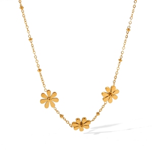 สร้อยคอผู้หญิงแบบโซ่คล้องไหปลาร้า ดีไซน์เฉพาะตัว ลายดอกทานตะวันและดอกเดซี่เล็กๆ  ทำจากสแตนเลสสตีล ชุบ PVD 18K - Product Image 1
