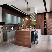 Ensemble d'armoires de cuisine contemporaines bicolores, placage de noyer + armoires supérieures laquées grises