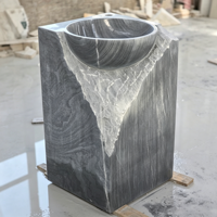 Lavabo sur piétement en marbre gris foncé brutalist, cuve polie, base brute ciselée, pour conception de salle de bain de penthouse et projets de suites d'hôtel