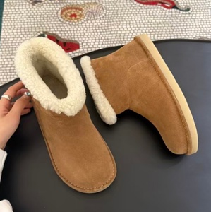 Botas de nieve con flecos de piel de oveja y bordado MIU para mujer - botas cortas de invierno con suela plana y forro de algodón. - Product Image 3