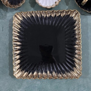 Assiettes à dîner de 8 pouces, <span class=keywords><strong>porcelaine</strong></span> <span class=keywords><strong>noire</strong></span> avec garniture en or, assiettes en céramique dorée, idéales pour les desserts et les apéritifs. - Product Image 3