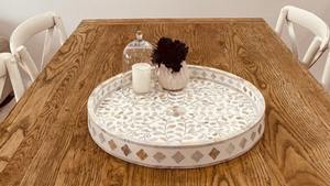 Plateau de service rond en bois au design floral moderne avec incrustation d'os pour mariages et Diwali avec poignées et meilleurs prix - Product Image 2
