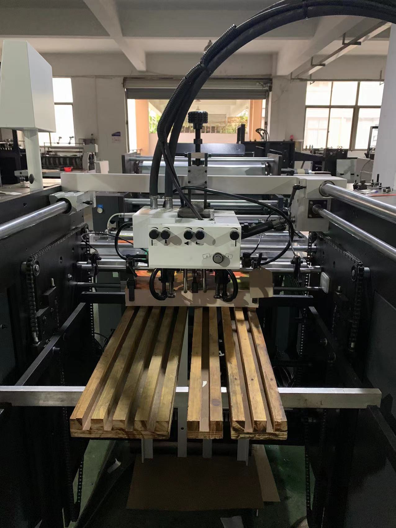 SJUV-760 Automatic Feeding Spot UV Coating Machine Electric Driven 380V 45Kw