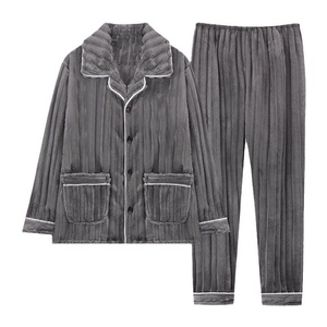 Nuovo Stile Set in <span class=keywords><strong>Pile</strong></span> Corallo 100% Poliestere per <span class=keywords><strong>Uomo</strong></span>, Pigiama Designer Due Pezzi, Pigiama Invernale da <span class=keywords><strong>Uomo</strong></span> - Product Image 1
