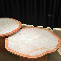 Ensemble de table basse de luxe pour salon en travertin et onyx blanc, onyx blanc avec insert en travertin rouge, décoration de meubles en pierre