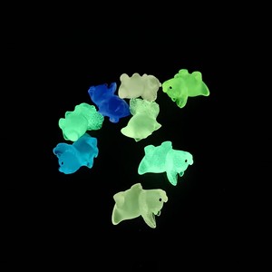 Im Dunkeln Leuchtende Harz-Anhänger, Niedliche Leuchtende Dinosaurier-Harz-Cabochons, Miniatur-Dinos für DIY-Basteleien, Schleim-Zubehör, Heimdekoration - Product Image 1