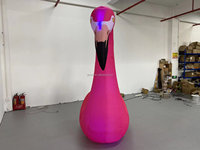 La mascotte gonflable en forme d'oiseau est utilisée pour la décoration sur le thème des animaux et les publicités dans les boîtes de nuit sur scène.