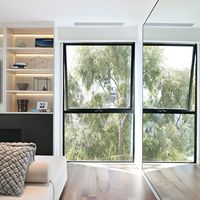 Fenêtres battantes en aluminium noir à cadre fin, style français, avec auvent en verre et grille cintrée, à haute efficacité énergétique, pour cuisine extérieure