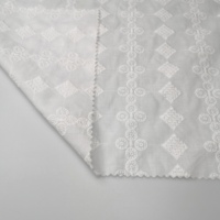 Fabricant personnalisé blanc 100% coton broderie maille dentelle broderie tissu Floral avec petits trous pour robe