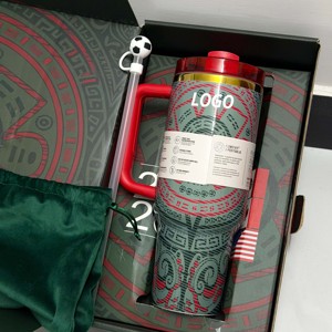 Venta al por mayor: Vaso térmico de acero inoxidable de 40 oz con asa y pajita, ideal para fans del deporte, regalo perfecto para el Mundial 2026. - Product Image 3