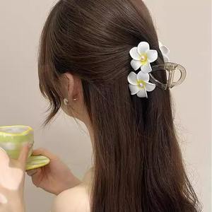 Pinces à cheveux fleuris style coréen, polyvalentes, taille moyenne, pinces requin pour femmes, accessoires de coiffure tendance et frais - Product Image 1