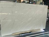 Dalles de marbre blanc neige naturel, écologiques, durables, texture chaude effet jade, haute translucidité, pour cuisine extérieure commerciale et villa
