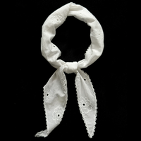 Écharpe triangulaire en coton brodée de petites fleurs pour femmes, idéale pour le printemps et l'été, accessoire polyvalent pour la tête