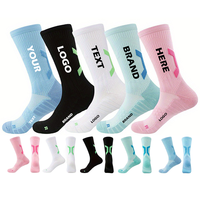 DESIGN GRATUIT & MOCK-UP Chaussette de course athlétique en éponge personnalisée avec logo design Chaussettes de sport tricotées à fond de serviette respirante