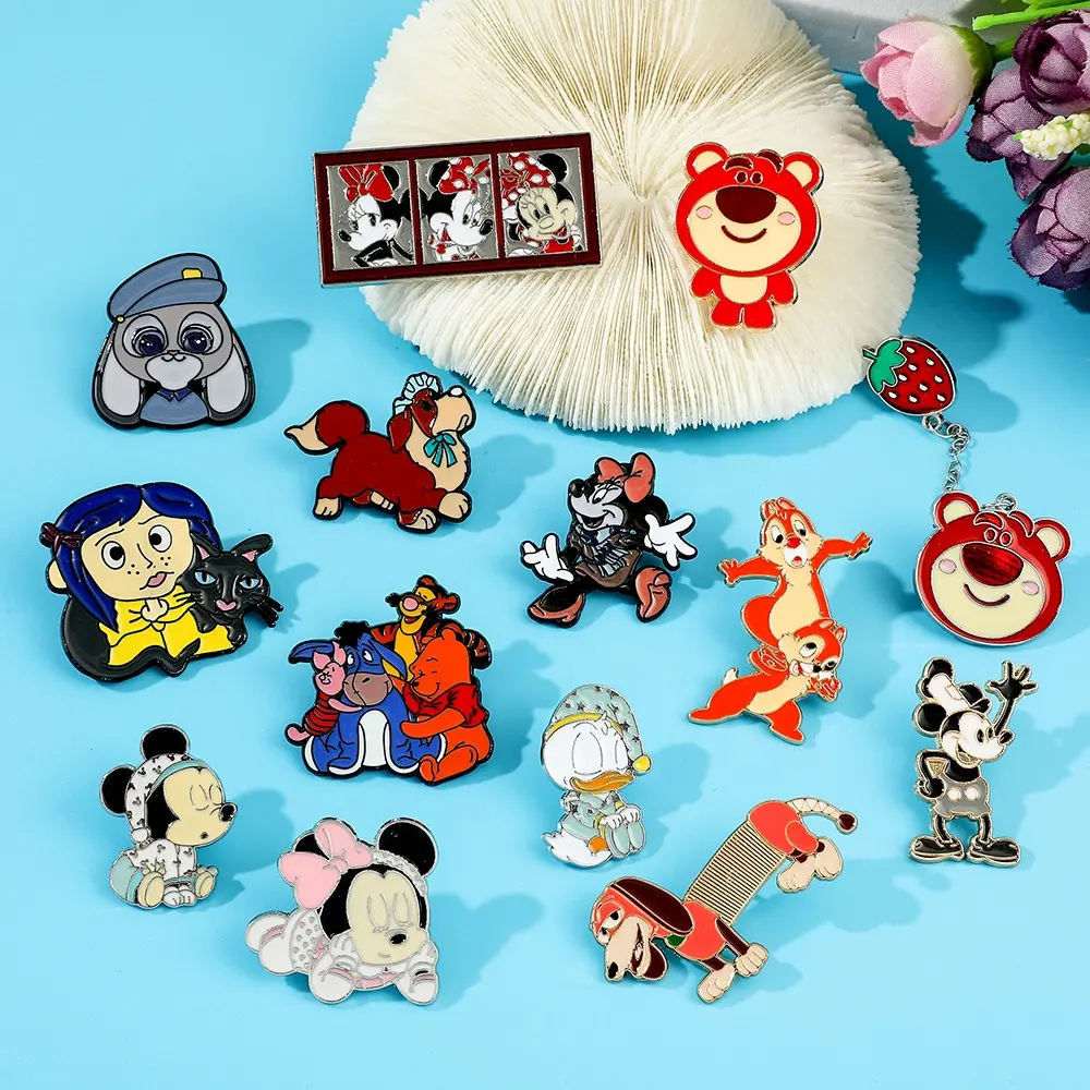 Dibujos animados fresa oso Mickey fantasma madre Slinky perro aleación insignia Metal Pins