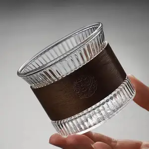 Прозрачная чашка для чая из боросиликатного стекла, изолированная стеклянная чашка для кофе эспрессо с деревянным рукавом