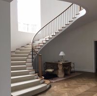 Escalier courbé sur mesure avec marches en pierre, marbre et granit, marches d'escalier en arc pour la décoration intérieure de villa