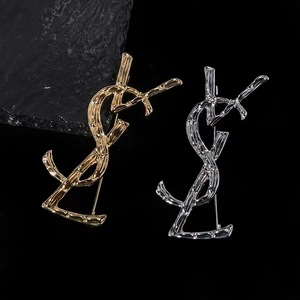 Broche de couple polyvalente et tendance, style lettre, la plus vendue, pour la décoration de vêtements, vente directe fabricant - Product Image 4