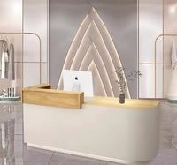 Comptoir d'accueil en bois massif conçu pour les entrées de magasins, les salons de coiffure, les zones de réception et les bureaux