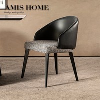 Chaise de salle à manger en bois massif de style italien moderne avec dossier et accoudoirs, design de luxe léger pour la maison et les bars