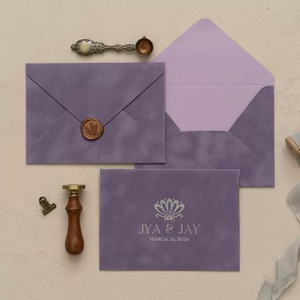 Sobres de Papel Ordinario con Impresión Personalizada en Color Vainilla, Monograma en Lámina Dorada, Juego de Invitaciones de Boda en Rojo Oscuro, Impresión Personalizada - Product Image 4