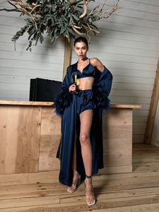 Loveda Ingrosso Completo Estivo <span class=keywords><strong>da</strong></span> Donna Tre Pezzi: Vestaglia Sexy in Raso, Lingerie, Pantaloncini e Camicia <span class=keywords><strong>da</strong></span> <span class=keywords><strong>Notte</strong></span> con Piume - Product Image 3